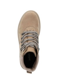 Stivaletti alla caviglia in camoscio marrone con occhielli metallici e lacci grigi. Presentano una punta arrotondata e una soletta testurizzata, adatti per un look casual.