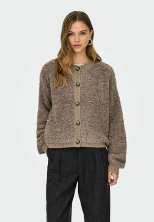 Brauner strukturierter Cardigan mit runder Halslinie und fünf Knopfverschluss, ausgestattet mit einem kontrastierenden beigen Rippbund und -ärmeln.