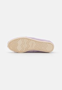Scarpa slip-on in tela lavanda, con parte superiore textured, suola in gomma flessibile con motivo a zigzag e logo del marchio impresso.