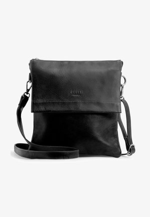 Zwarte leren schoudertas met een omklapbare flap, voorzien van een gladde textuur, een verstelbare schouderriem en een subtiel reliëflogo aan de voorkant.