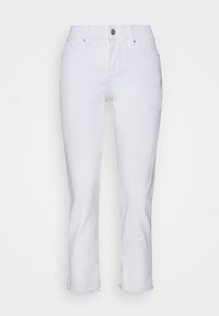 Jeans de mezclilla blanca con corte recto, que cuentan con un cierre de botón, cinco bolsillos y detalles de dobladillo deshilachado. Textura suave y diseño clásico.