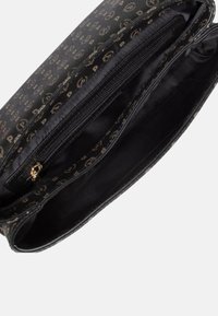 Clutch in tessuto nero con hardware dorato, dotato di una tasca interna con zip e un motivo di loghi intrecciati, foderatura testurizzata e diversi scomparti.