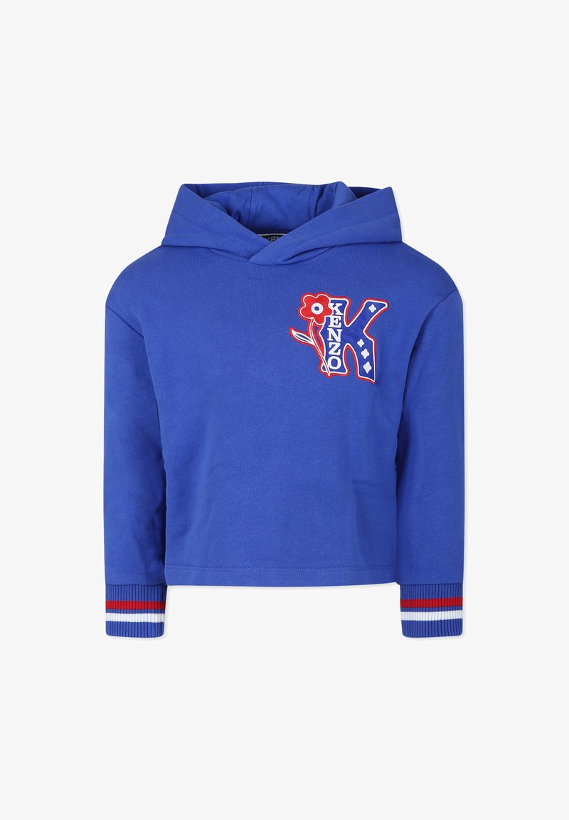 Sweatshirt à capuche bleu avec un design court. Accents rayés rouges, bleus et blancs sur les manches. Présente un logo brodé avec un détail floral.