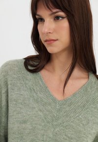 Even&Odd V NECK WITH SIDE SLITS  - Džemperis - light green