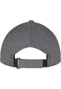 Grått tygjusterbart cap med en texturerad yta, rundad form och en plastremslutning bak. Två ventilationshål är synliga.