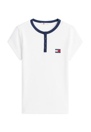 Λευκό ριμπ μπλουζάκι με κοντό μανίκι, στρογγυλό γιακά σε ναυτικό μπλε χρώμα, πατιλέτα με τέσσερα κουμπιά και μικρό ορθογώνιο λογότυπο Tommy Jeans στο αριστερό μέρος του στήθους.