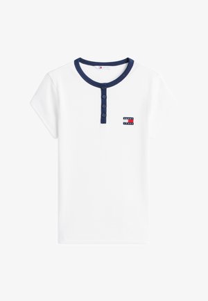 Valge lühikeste varrukatega soonikust särk, millel on tumedasinine ümmargune krae, nelja-nupuline rivi ja vasakul rinnal väike ristkülikukujuline Tommy Jeans logo.