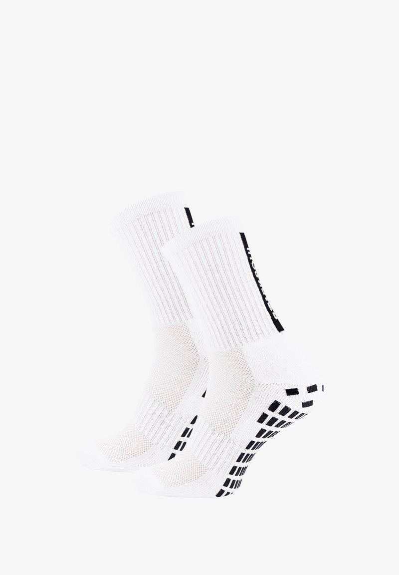 Weiße Socken mit geripptem Stoff, Netzbereichen und schwarzen Griffflächen an den Sohlen. Mit Logo an der Seite für Branding.