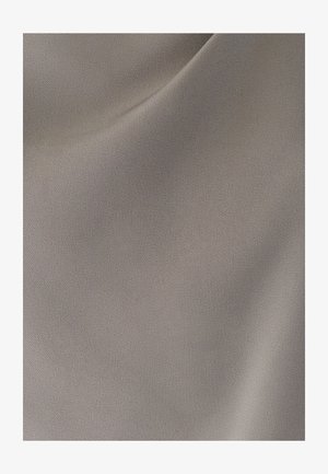 Svetlosivá tkanina s hladkou, mierne lesklou textúrou. Obsahuje jemné vzory tkania a jemne sa zlňuje, čím zobrazuje plynulé kontúry.