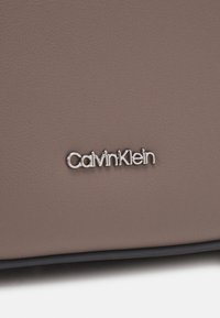 Calvin Klein SOFT SCULPT SHOULDER BAG - Kabelka - cinder