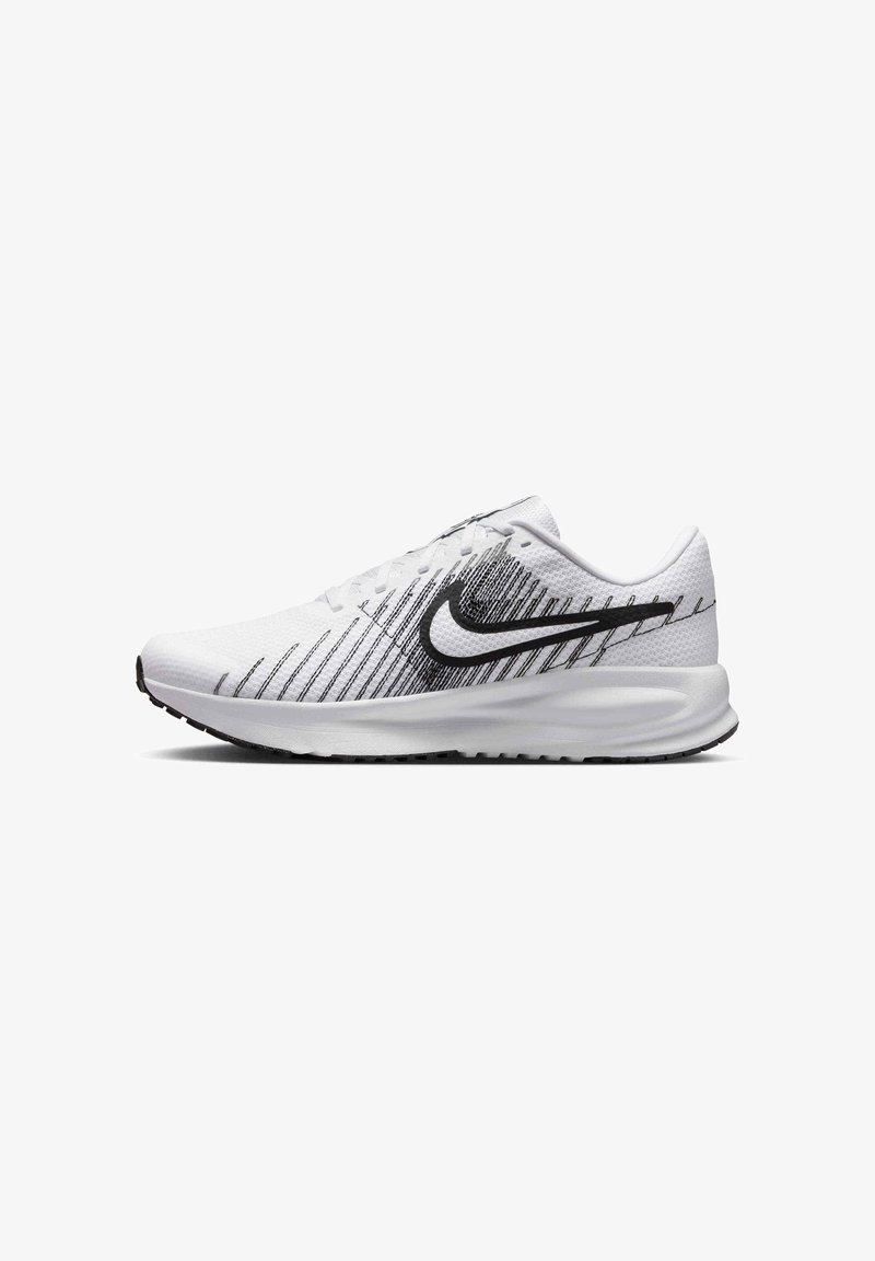 Hvide løbesko med sorte diagonale striber og et sort Nike swoosh-logo på siden, med en hvid sål med struktureret greb.