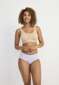 Beżowy, bezszwowy biustonosz z szerokimi ramiączkami, w zestawie z jasnofioletowymi, w paski majtkami na wysokim stanie. Gładka tekstura i dopasowany krój.