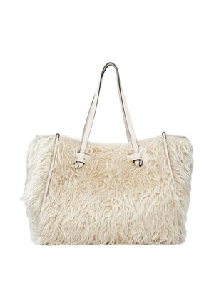 Stor rektangulær creamfarvet shopper taske med lange håndtag og en uldet, struktureret imiteret pels yderside.