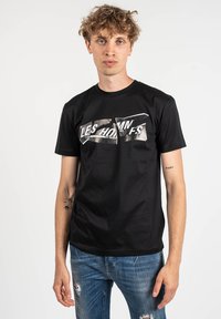 LES HOMMES - T-shirt print - zwart Miniatuurafbeelding 1