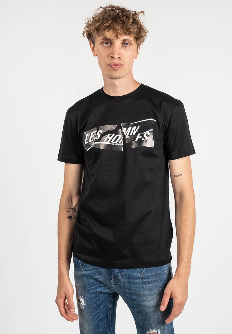 LES HOMMES - T-shirt print - zwart, Vergroten