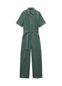 Grön linne-jumpsuit med korta ärmar, knäppning framtill och resår i midjan. Har vida ben och en klassisk krage.