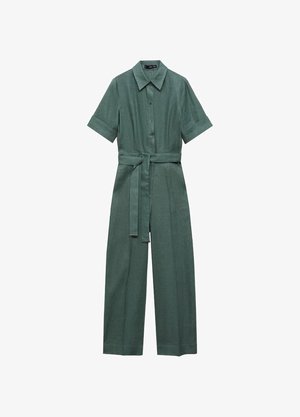 Zelený ľanový overal s krátkymi rukávmi, predným zapínaním na gombíky a opaskom v páse. Má široké nohavice a klasický golier.