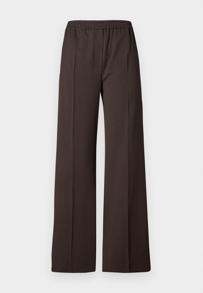 Pantaloni largi dintr-o țesătură maro închis cu un tiv elastic, având o textură netedă și linii curate pentru un aspect elegant.