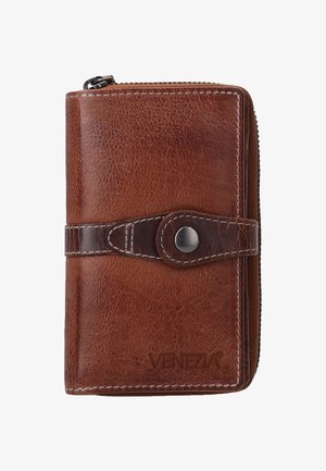 Brązowy skórzany portfel z zamknięciem na zamek, wyposażony w zapięcie na zatrzask i kontrastowe przeszycia. Na dole umieszczone jest wytłoczone logo.