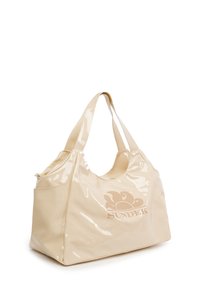 Borsa a tracolla in pelle verniciata beige con forma curva, due manici e logo in rilievo sul fronte. Presenta una tasca con zip singola.