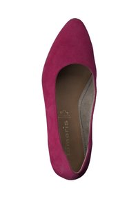 Fuksia nubuck korkokenkä teräväkärkisellä muotoilulla, sileä pinta, vaaleanbeige sisäpohja ja hillitty brändäys sisällä. Elegantti ja virtaviivainen muotoilu muodolliseen käyttöön.