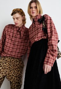 Sister Jane DYLAN CHECK UNISEX - Blusa com botões - red