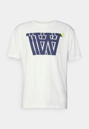 Valge puuvillane T-särk, mille esiküljel on suur tumehall graafiline logo ja kaela lähedal väike roheline ümmargune aksent. Lühikesed varrukad.