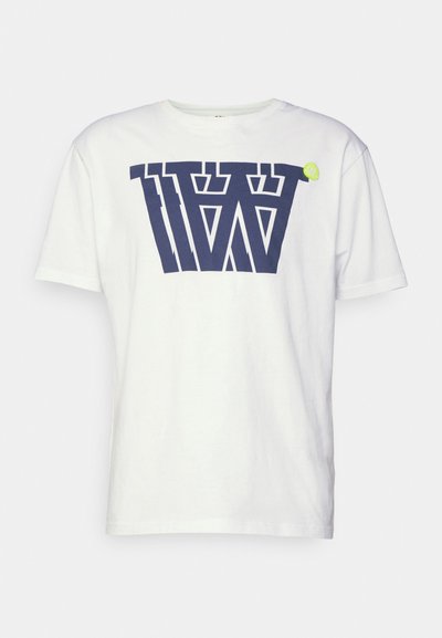 Balta medvilninė marškinė su dideliu tamsiai mėlynu grafikiniu logotipu priekyje ir mažu žaliu apvaliu akcentu prie apykaklės. Trumpi rankoviai.