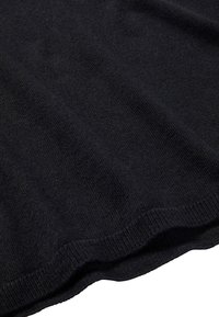 Schwarzer Strickpullover mit feiner Struktur, ausgestattet mit einem gerippten Saum. Das Material wirkt weich und leicht. Keine sichtbaren Muster oder Hardware.