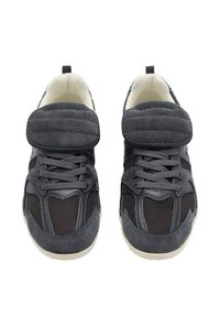 Crne sportske cipele s gornjim dijelom od antilopa i mrežice, s vezanjem, podstavljenim jezikom i kontrastnim šavovima, s gumenim potplatom.