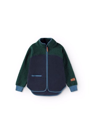 Børne fleecetrøje med grønne strukturerede ærmer og øvre bryst, marineblå krop, blå kant, lynlås og forlomme på hvid baggrund.