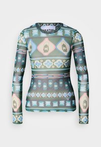 Maglietta a maniche lunghe in tessuto trasparente con un motivo colorato di lanterne, fiori e forme geometriche in tonalità di verde, rosa e blu.