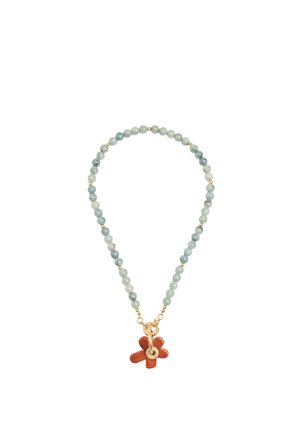 Korale z koralików na przemian jasnoniebieskich i zielonych, złote przekładki oraz złote zapięcie trzymające czerwony zawieszkę w kształcie kwiatu.