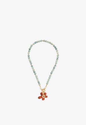 Korale z koralików na przemian jasnoniebieskich i zielonych, złote przekładki oraz złote zapięcie trzymające czerwony zawieszkę w kształcie kwiatu.