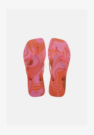 O pereche de șlapi cu model portocaliu și roz, cu tălpi texturate și bretele cu marcă, așezați orizontal pe un fundal alb.