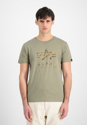 Camiseta verde oliva con un logo de estrella en camuflaje, cuello redondo, mangas cortas y corte ajustado. Fabricada con material de algodón ligero.