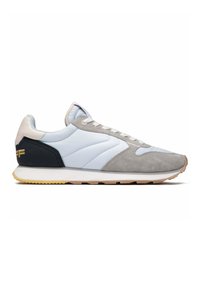 Zapatillas deportivas que presentan una combinación de materiales en azul claro, ante gris y negro; suela blanca ligera; cordones de tela; marca dorada en el talón.