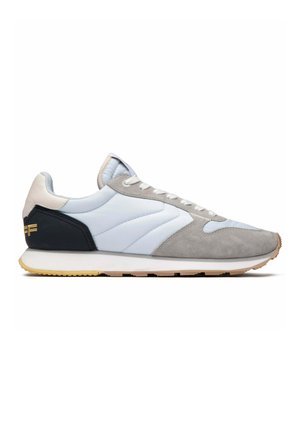 Zapatillas deportivas que presentan una combinación de materiales en azul claro, ante gris y negro; suela blanca ligera; cordones de tela; marca dorada en el talón.
