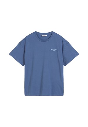 Blaues T-Shirt mit kurzen Ärmeln und Rundhalsausschnitt, auf der linken Brust mit weißem "Marc O'Polo DENIM"-Aufdruck.