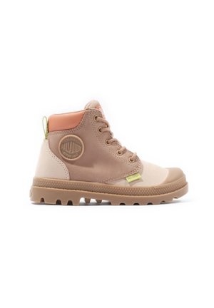 Beiger und hellbrauner Schnürstiefel mit Gummisohle und abgerundetem Zehenbereich, mit einem runden Palladium-Logo an der Seite und hellgrünem Zuglasche.
