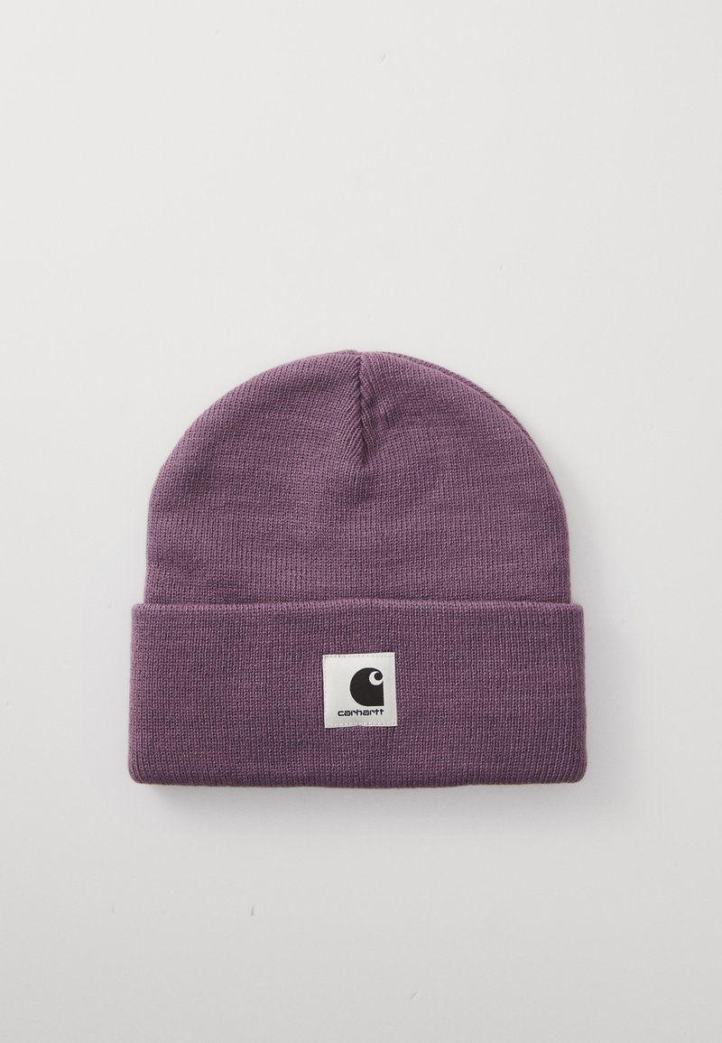 Gorro de malha roxo com dobra, apresentando um patch quadrado branco e o logótipo preto da Carhartt centrado na dobra.