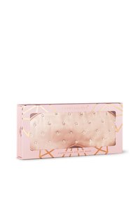 Skrystalizowana jedwabna opaska na oczy w jasnoróżowym kolorze, z pikowanym wzorem i małymi, przezroczystymi kryształkami. Zapakowana w różowe pudełko z geometrycznymi akcentami.