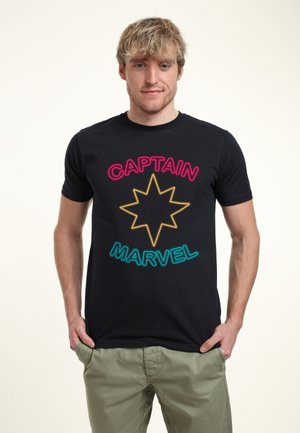 Sort bomulds t-shirt med "CAPTAIN" i pink og "MARVEL" i teal, prydet med et gult stjernedesign i midten. Korte ærmer, rund hals.