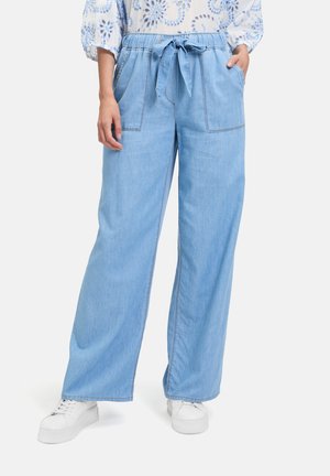 Lichtblauwe wijde jeans met een elastische tailleband en een gestrikt koord, voorzien van twee voorzakken.