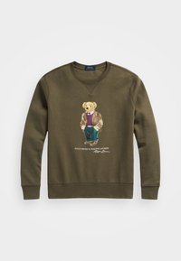 Sudadera verde oliva con cuello redondo, que presenta un oso bordado con blazer y suéter. Textura suave, puños y dobladillo acanalados.