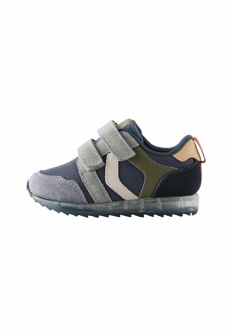 Sneaker med en marineblå, grå og oliven øverdel, der har velcro stropper, en mesh basis og en gennemsigtig sål med et struktureret dækmønster.