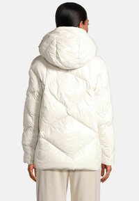 Witte gewatteerde pufferjas met een grote capuchon, voorzien van een glanzende afwerking, een ruitpatroon in quilt en elastische manchetten.