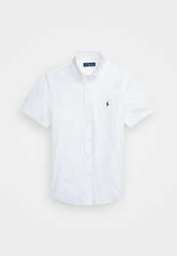 Camisa blanca de manga corta hecha de algodón, con un cuello clásico, cierre frontal de botones y un pequeño logo de caballo en azul marino en el lado izquierdo del pecho.