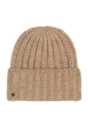 Gorro de punto grueso color beige con patrón acanalado y borde doblado, que presenta un pequeño logotipo metálico redondo en la esquina inferior izquierda.