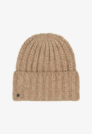 Berretto in maglia grossa beige con motivo a coste e orlo piegato, dotato di un piccolo logo metallico rotondo sul lato sinistro inferiore.